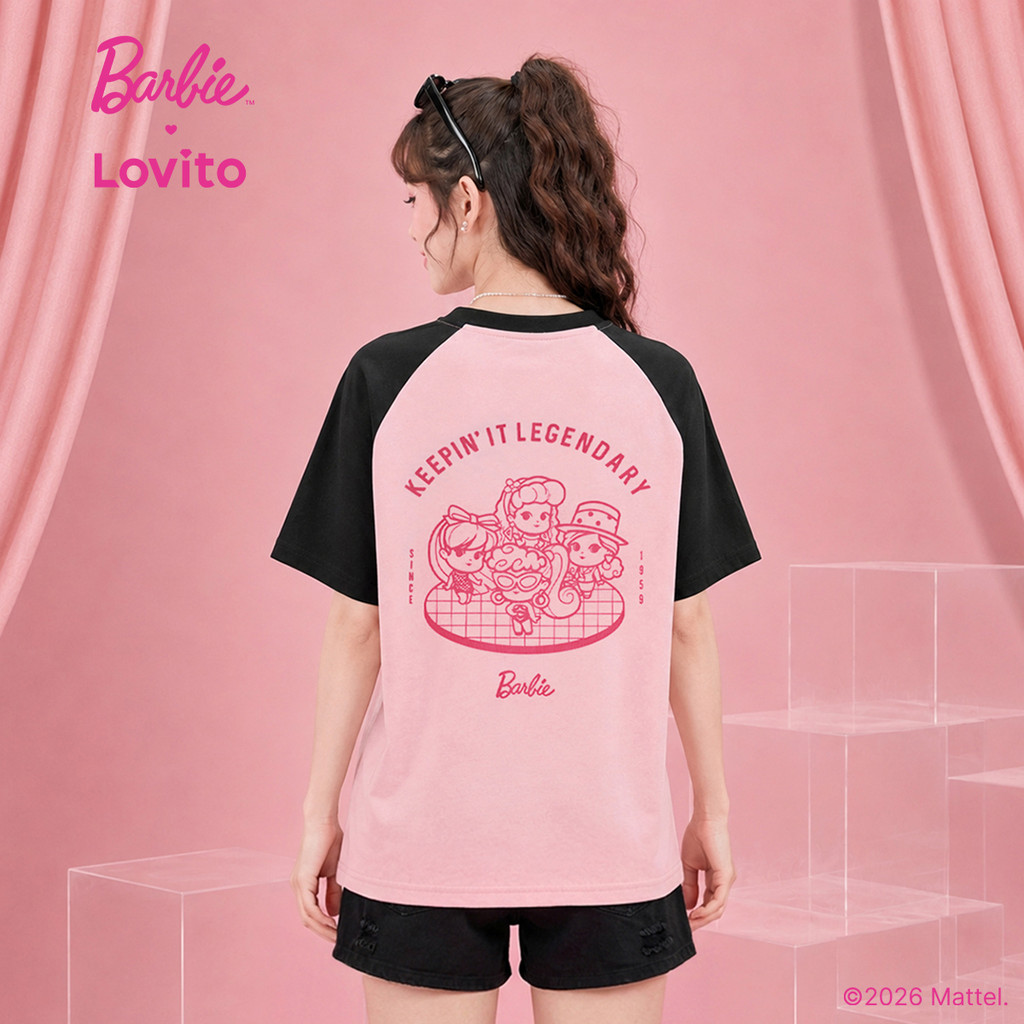 (New Arrival) Barbie™ X Lovito Camiseta Feminina Casual Com Estampa De Desenho Animado Manga Curta Gola Redonda Blocos De Cores Para Primavera E Verão Dia Dos Namorados Corte Regular Para O Fim De Sem — imagem 2 de 2