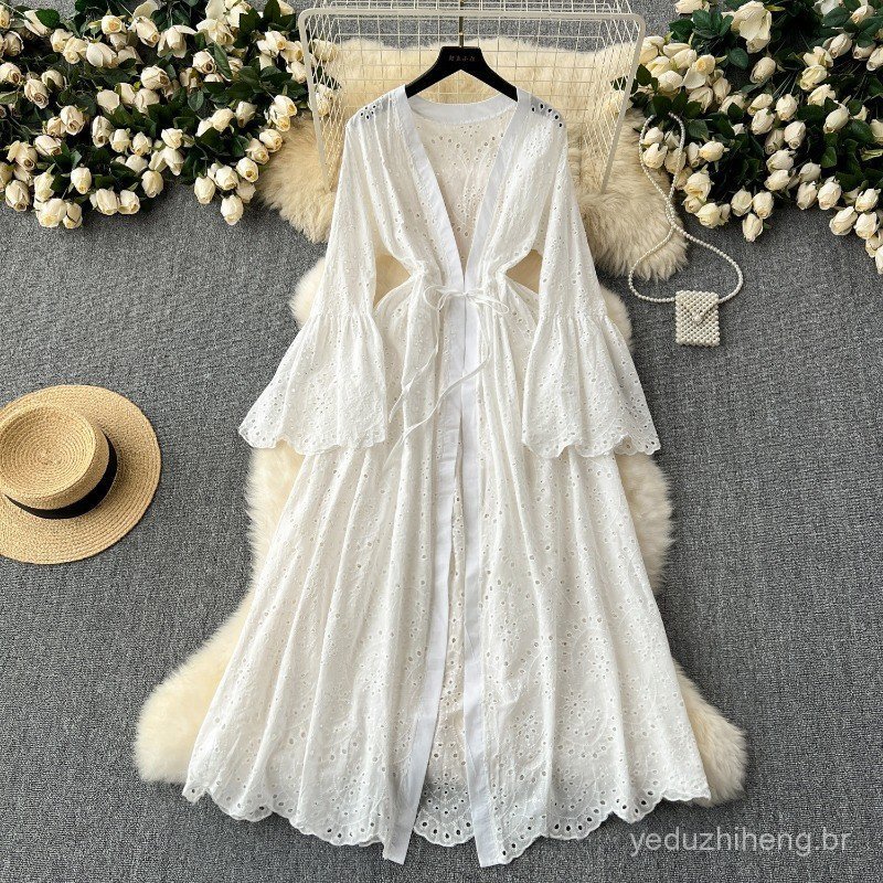 Estilo feminino elegante, ideal para usar em férias. Vestido com detalhes vazados e bordados, nova coleção de outono, co