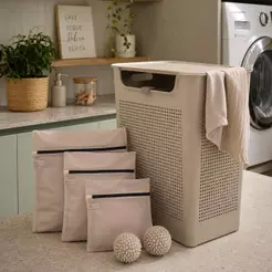 Kit Completo para Lavanderia Organizada – Cesto de Roupas + Sacos para Lavagem + Esferas para Secagem