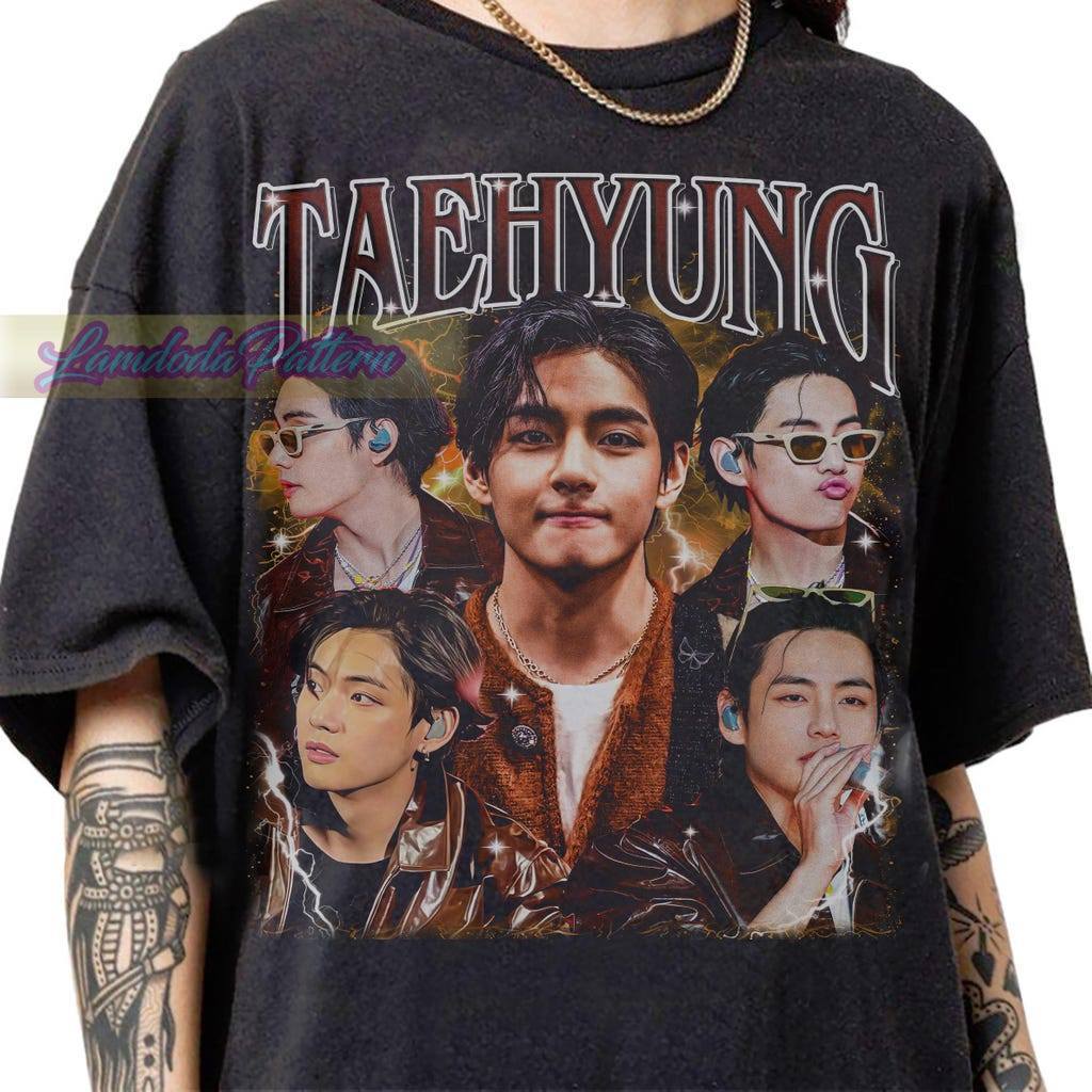 Camiseta Masculina Feminina Taehyung V BTS Couro Foto Collage Vintage Preta Oversized Unissex Algodão Premium