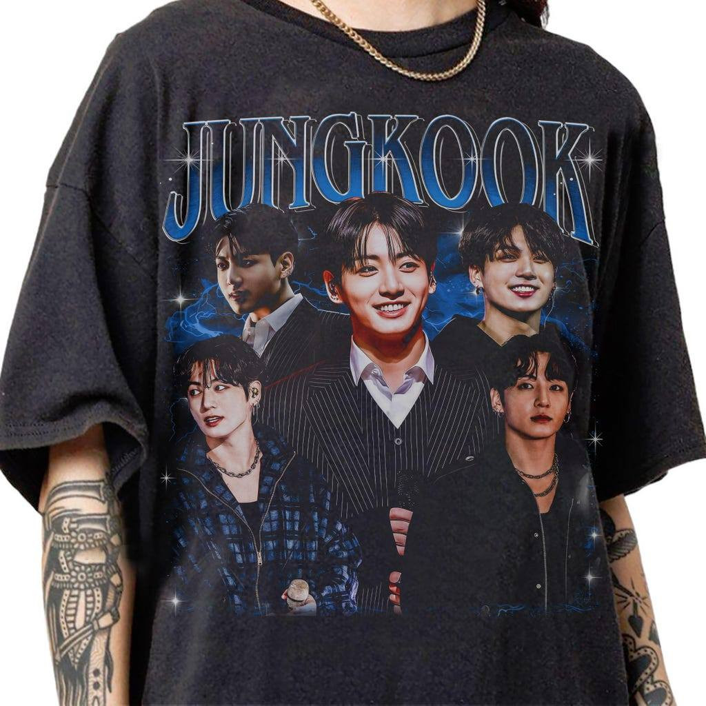 [Camiseta Premium em Algodão Puro]TT Camiseta Masculina Feminina Jungkook BTS Azul Escuro Collage Retro Oversized 