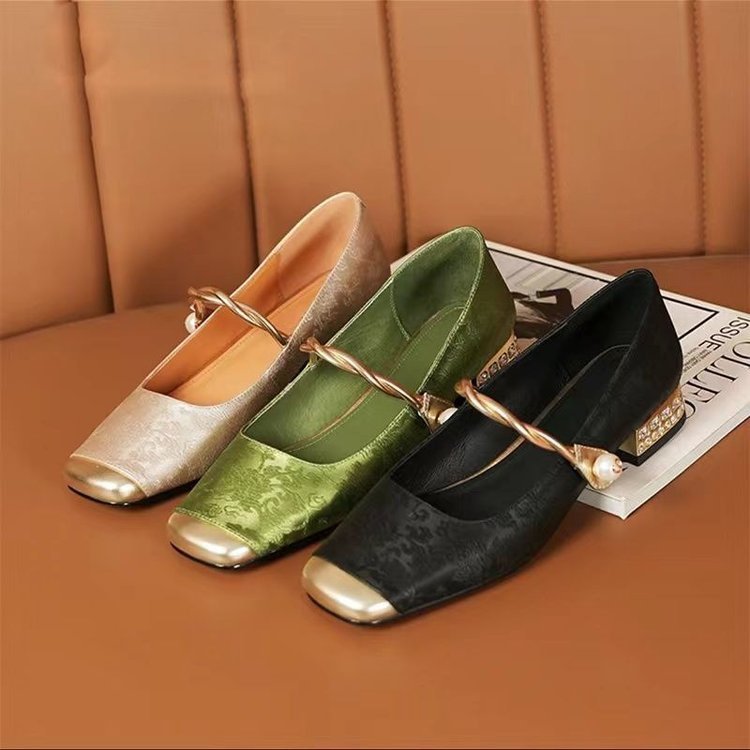 Sapatos femininos confortáveis com fivela de pé e salto baixo e boca rasa