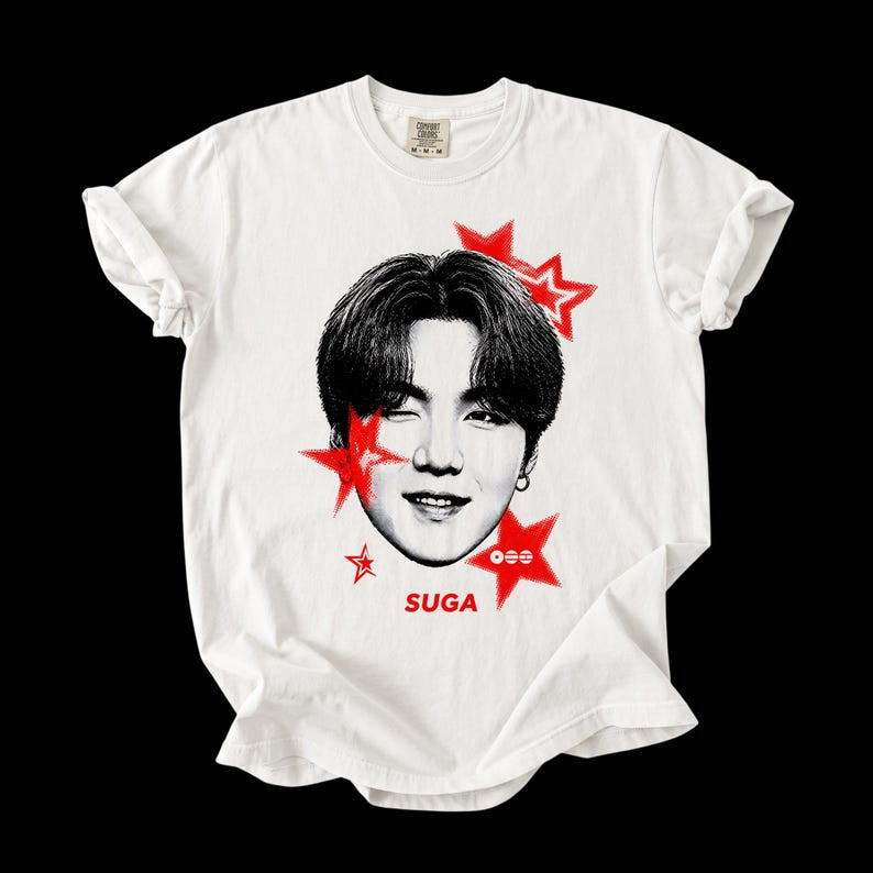 Camiseta Feminina Estampa Artística de Personagem com Estrelas Vermelhas Moderna Confortável Estilosa Tendência