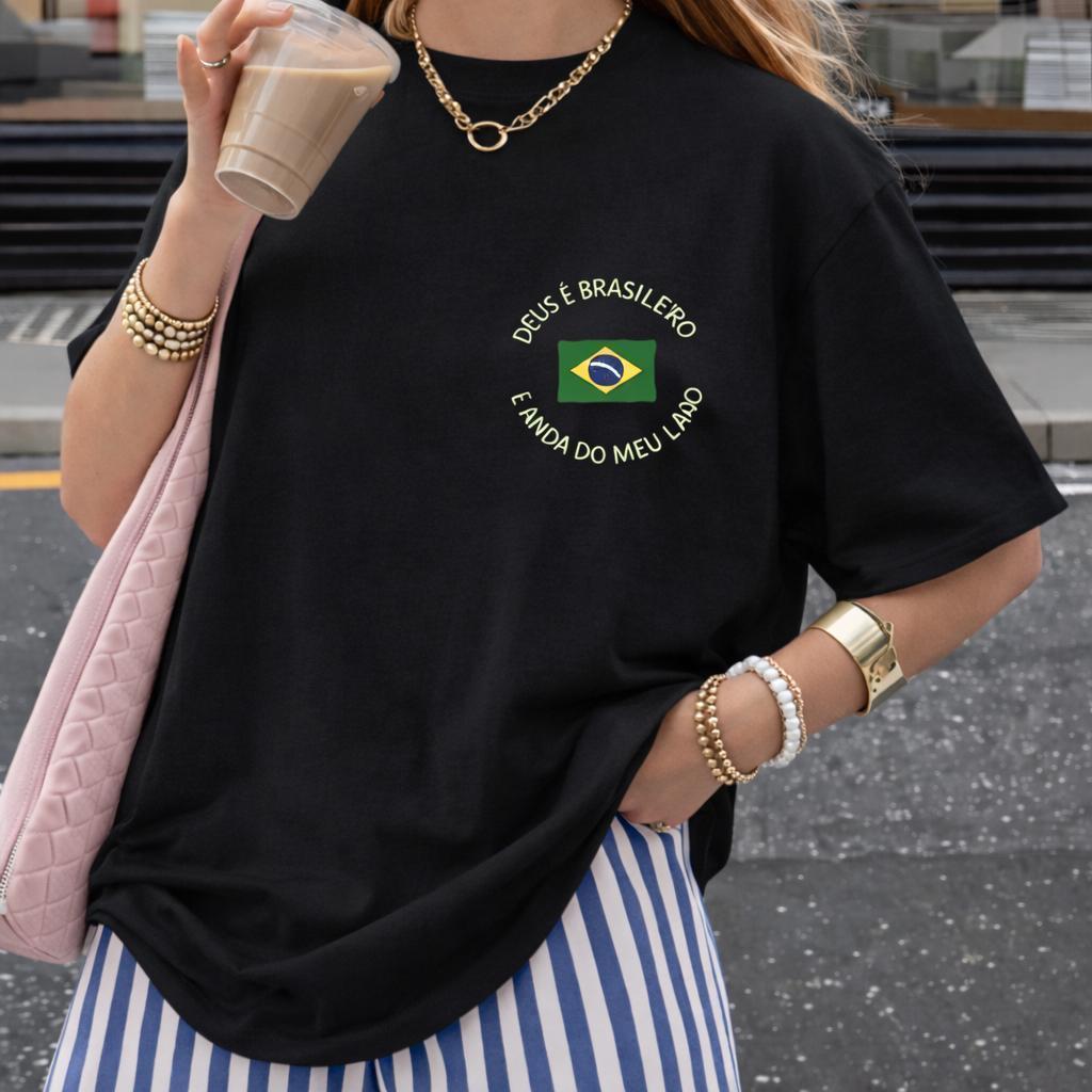 Camiseta Feminina Estampada Deus é Brasileiro 100% Algodão Estilosa Minimalista T Shirt Básica
