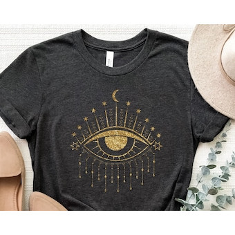 Camiseta Feminina Estampa Olho do Horus dourado com Estrelas e Lua Moderna Estilosa Confortável Moda Feminina Casual