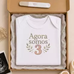 Body revelação gravidez estampa efeito bordado Agora somos 3 - 2026-261-BC