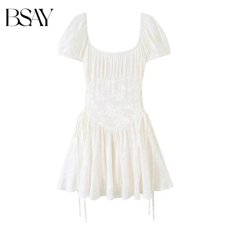 BSAY 2026 Novo Vestido Mini Feminino Versátil Branco com Estampa Floral Jacquard, Decote Quadrado, Manga Bufante, Cordão