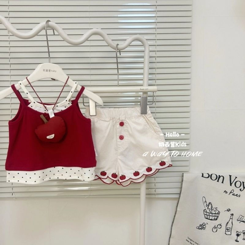 As meninas estão usando conjuntos de top falso de duas peças. Shorts para menina. Conjunto infantil versátil de duas peç