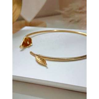 Colar Choker Aro Lírio do Campo Verão 2026 com Pétala Dourado e Prateado