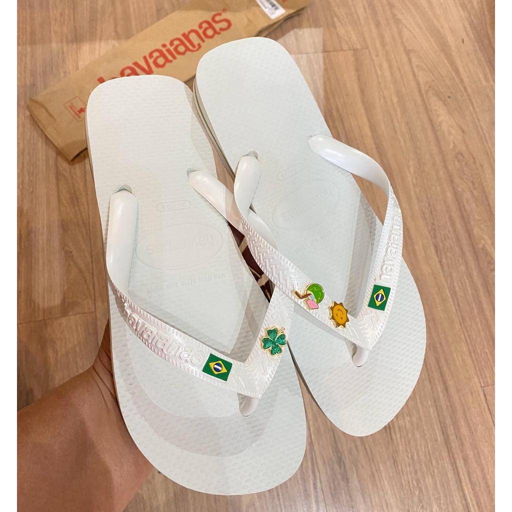 Chinelo Havaianas top Branco Brasil com pingente Trevo +Coco +Sol
