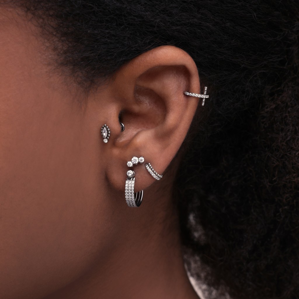 【Brilha】Piercing Titânio G23 Prateado – Coleção AXIOM (Cruz, Argolas e Zircônias de Arquitetura Moderna)