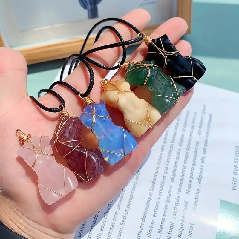 Estoque pronto venda quente cristal Natural modelo feminino escultura peça mão-tecido fio de ouro corda de couro pingent