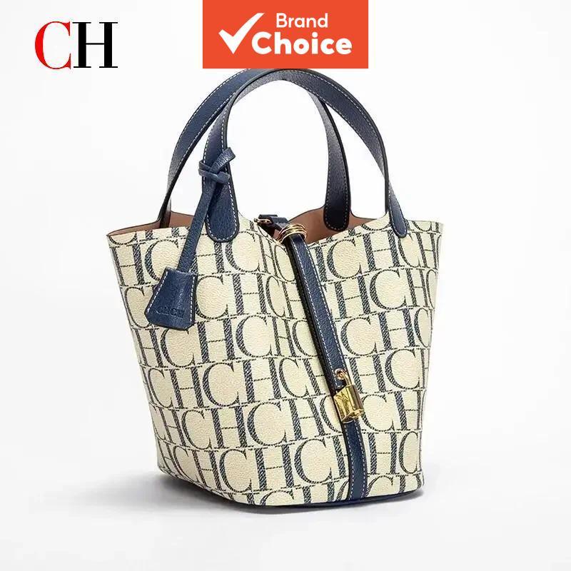 Bolsa de mão feminina CH com estampa monograma, modelo bucket, design com alça s