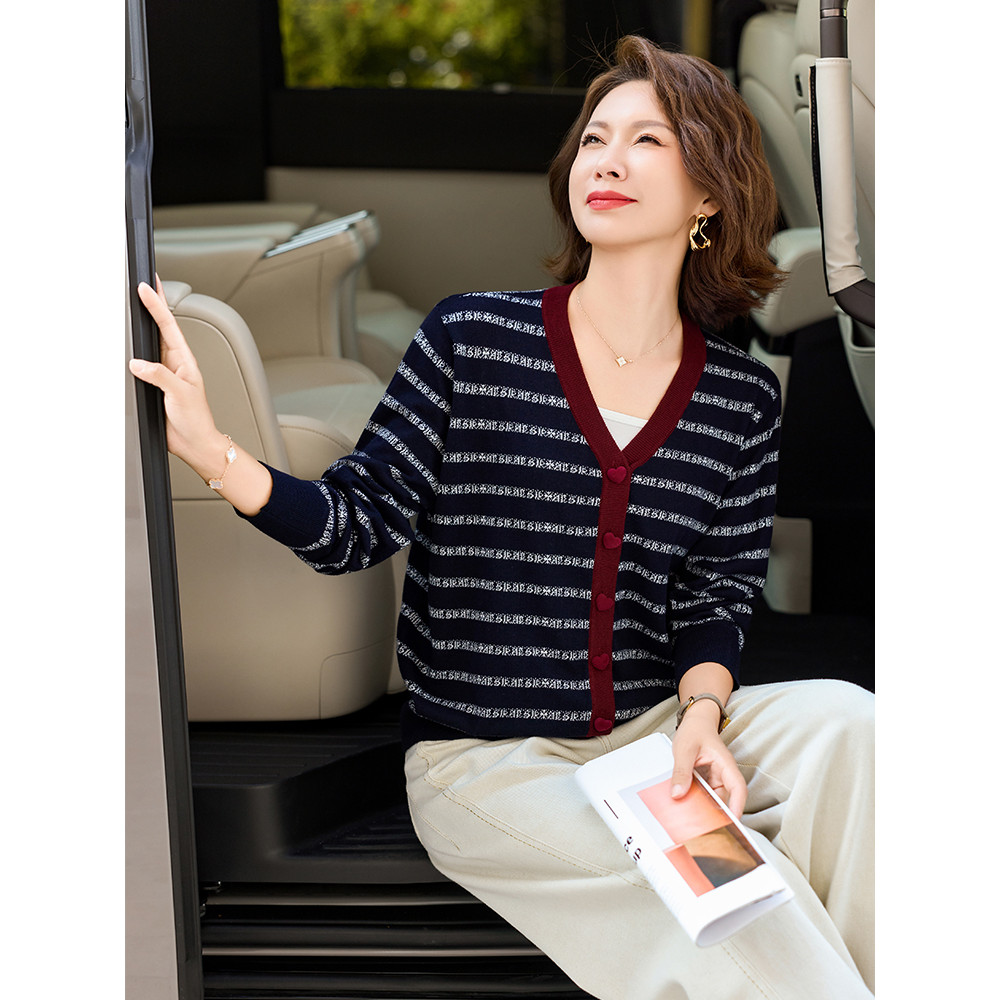 Mãe de meia-idade roupas de outono malha pequena camisola terno 2026 novo estilo estilo ocidental idosos de meia-idade