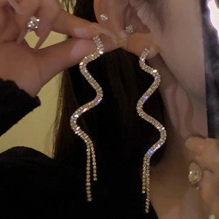 Um par de brincos longos e elegantes em formato de cobra com strass e franjas, adequados para mulheres, joia simples, mo
