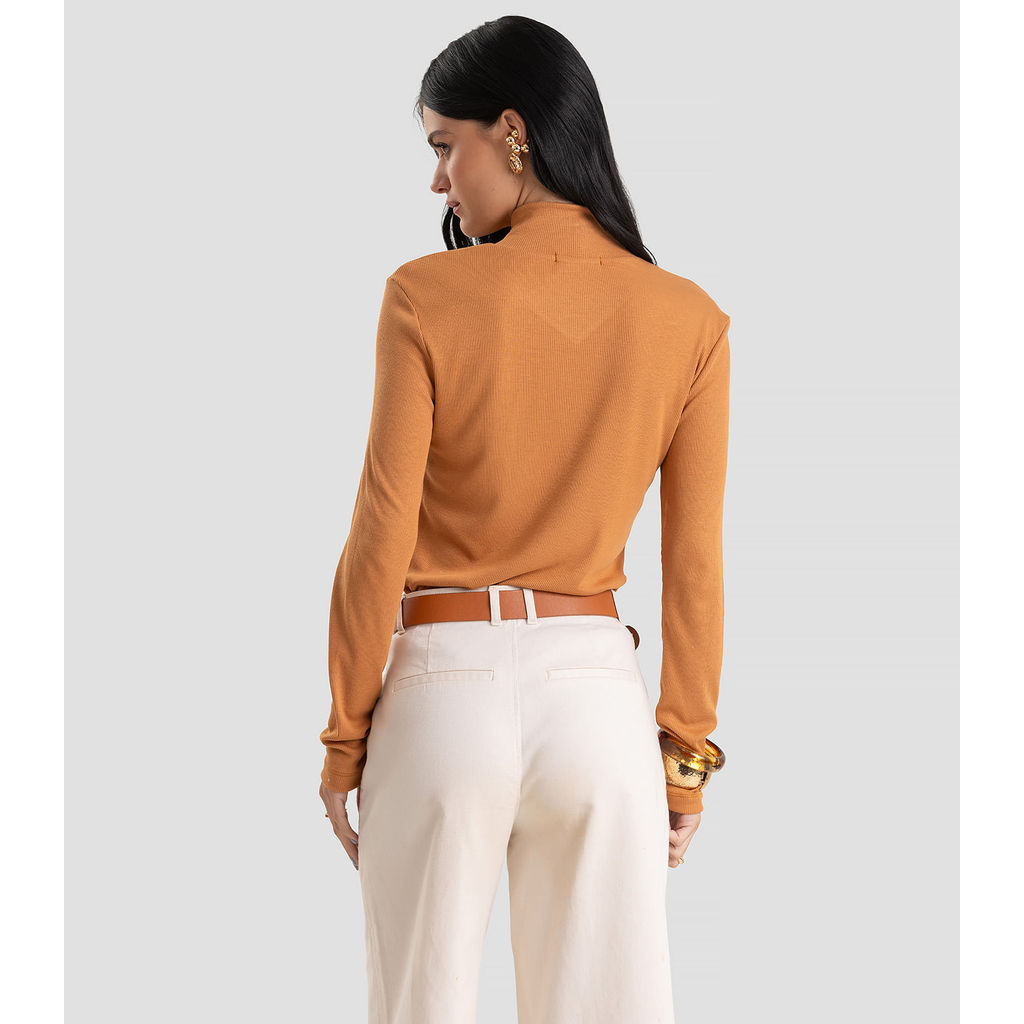 Blusa Feminina Gola Alta Cruzada Canelada Dianna Marrom — imagem 2 de 2
