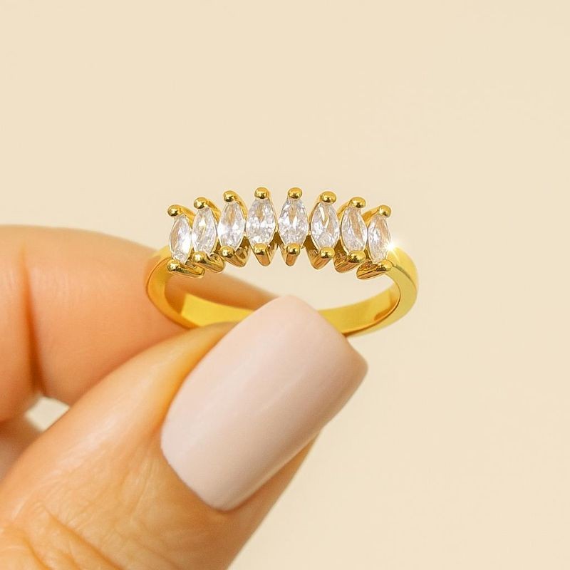 Anel Meia Aliança com Zircônias Navete Banhado a Ouro 18k - Brilhe Nakit