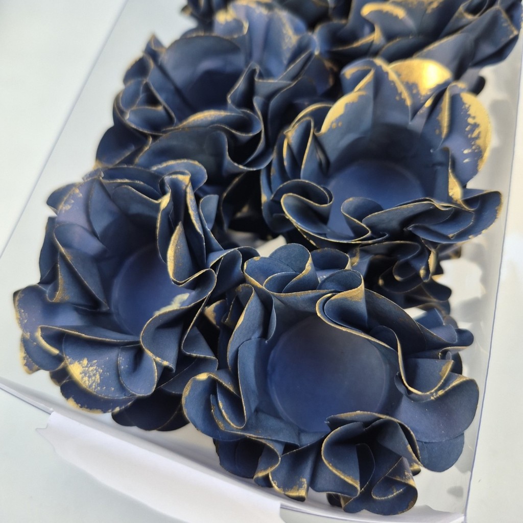 40 Forminhas Flor Azul Marinho Borda Ouro p/ Doces Finos Docinhos Brigadeiros