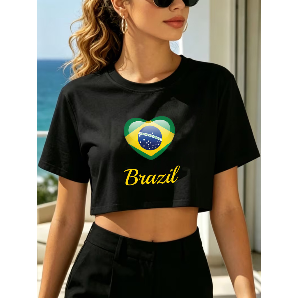 Top Cropped Preto Com Estampa De Bandeira Do Brasil Em Forma De Coração E Texto "Brazil" Amarelo Abaixo croped camisa do