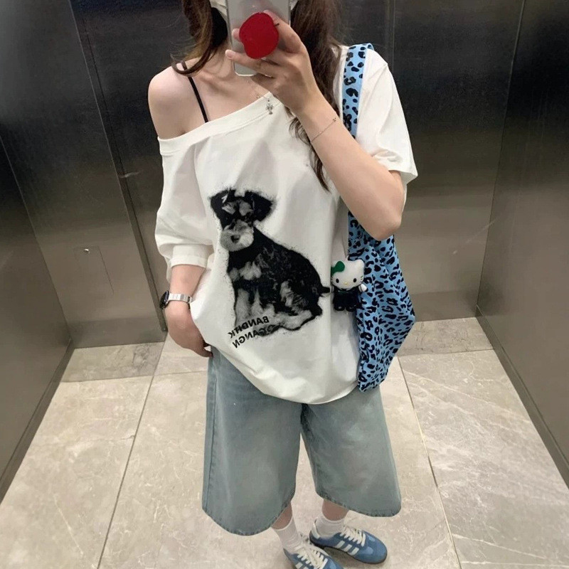 Menina quente ombro oblíquo manga curta camiseta feminina 2026 verão novo estilo filhote de cachorro impressão All-Match
