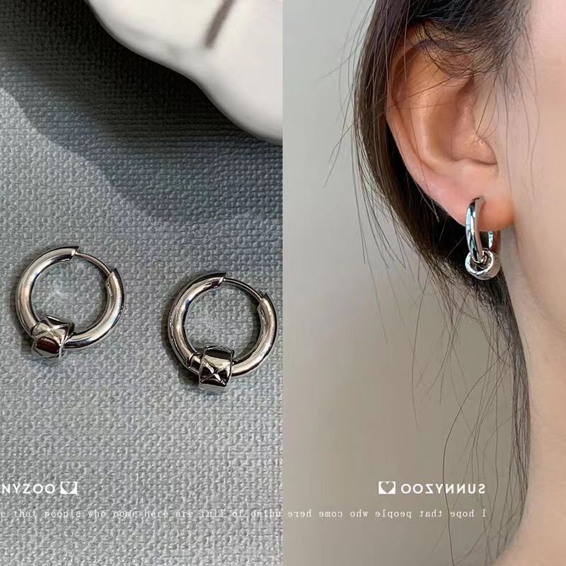 Brincos de círculo de diamante feminino nicho Design estilo legal brincos de Metal brincos de textura de temperamento si