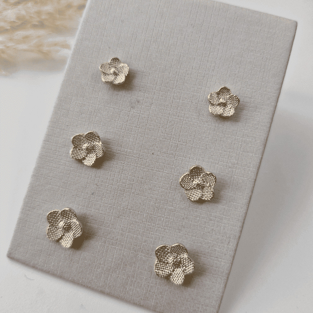 Trio de brinco flor trabalhada folheado em ouro 18k