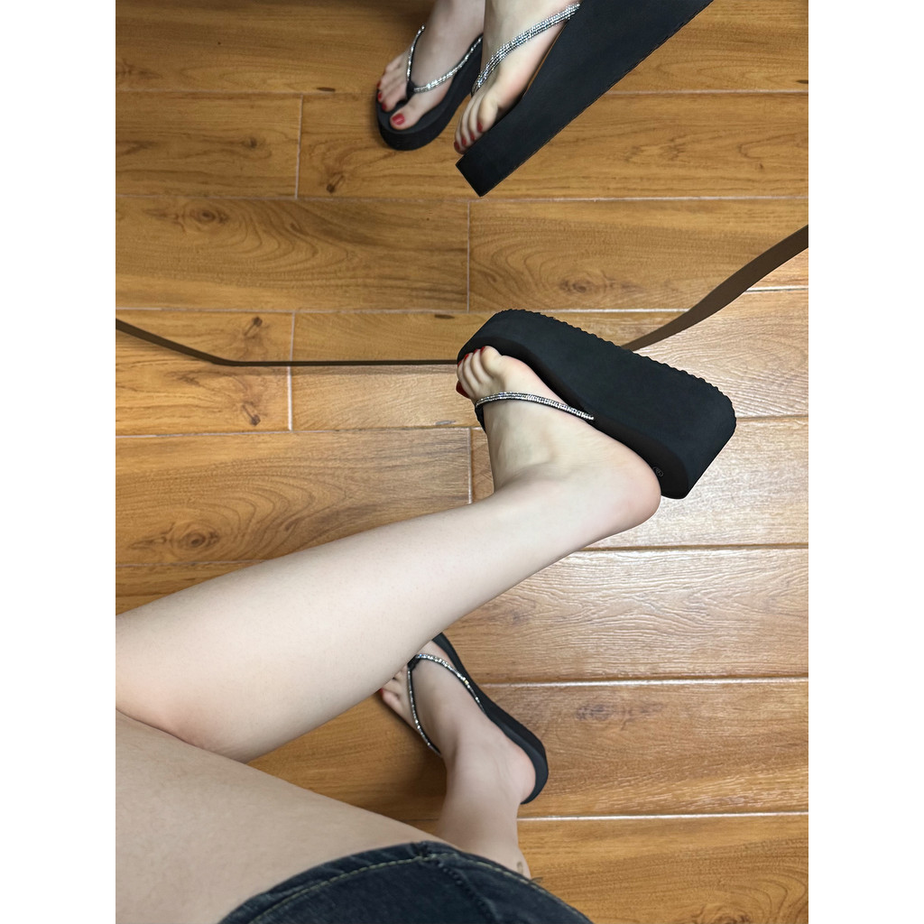 Piscando diamante flip-flops feminino verão exterior Wear 2026 novo estilo de alto valor moda antiderrapante beira-mar p