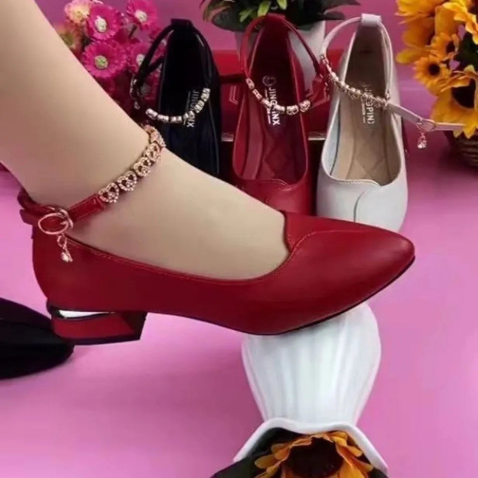 Novo Estilo Primavera-Outono 2025, Sapatos de Couro Macio para Mães, Versão com Corrente e Salto Médio, Eletroplacado Q2