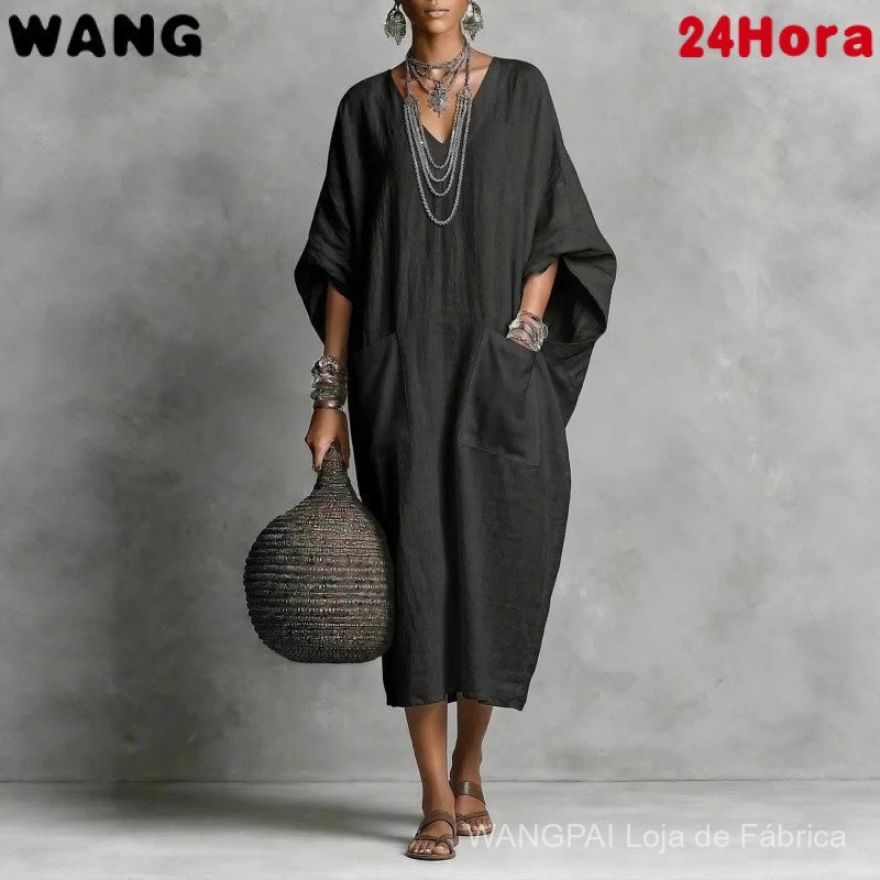 Vestido longo feminino de cor lisa, corte solto, com bolsos e decote em V.