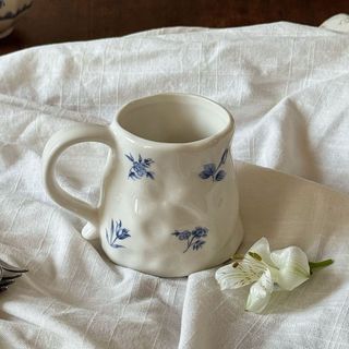 Xícara de cerâmica vintage azul com estampa floral em estilo francês, xícara de café, xícara de chá da tarde, xícara de 