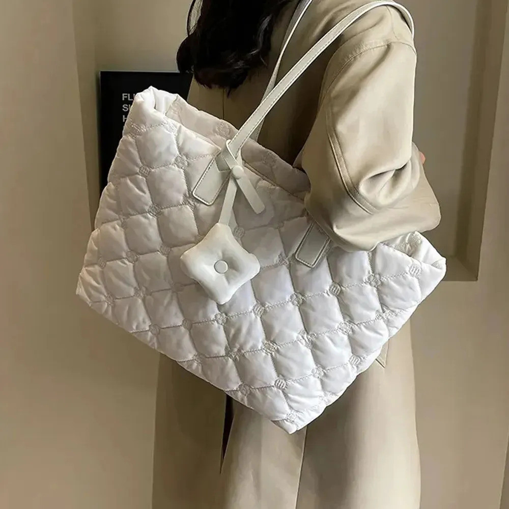 Bolsa Feminina Tote Puffer Matelassê Grande Capacidade Leve Espaçosa Com Pingente Alça Ombro Casual Elegante