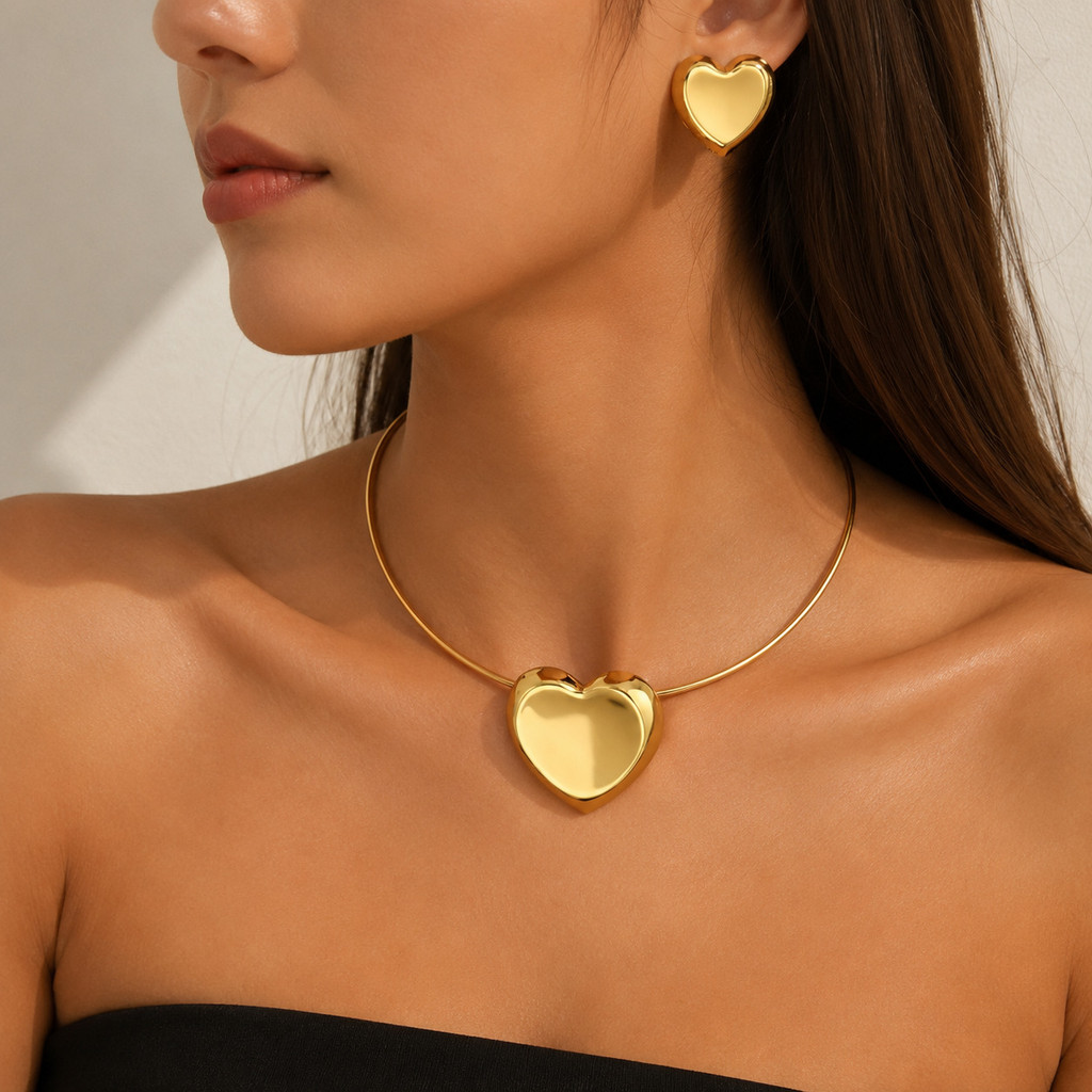 Conjunto Feminino Colar Gargantilha com Pingente Coração e Brincos Coração Banhado a Ouro 18K e Prata 925