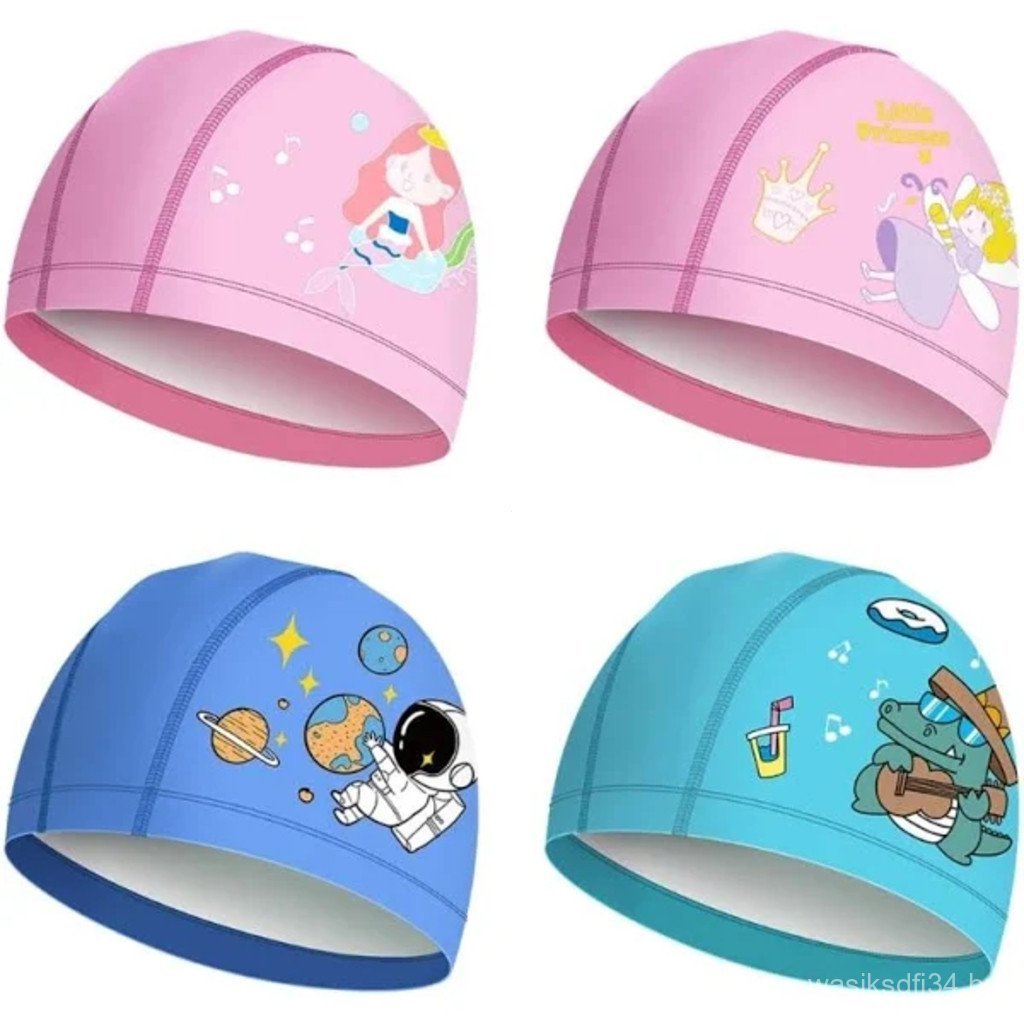 Conjunto de duas toucas de natação infantis em tecido com estampas para piscinas infantis.