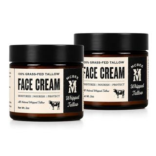 Manteiga de vaca MCBEE, para uso em tratamentos faciais, aplicada após a preparação da pele. Produzida com manteiga de v