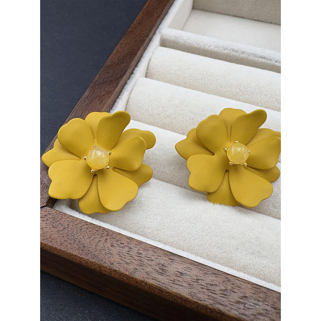 Brincos de flor amarela suave feminino 2026 novo estilo High-End Retro fosco pétala brincos brancos