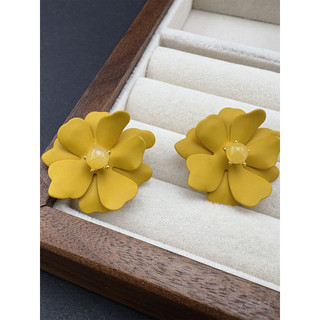 Brincos de flor amarela suave feminino 2026 novo estilo High-End Retro fosco pétala brincos brancos