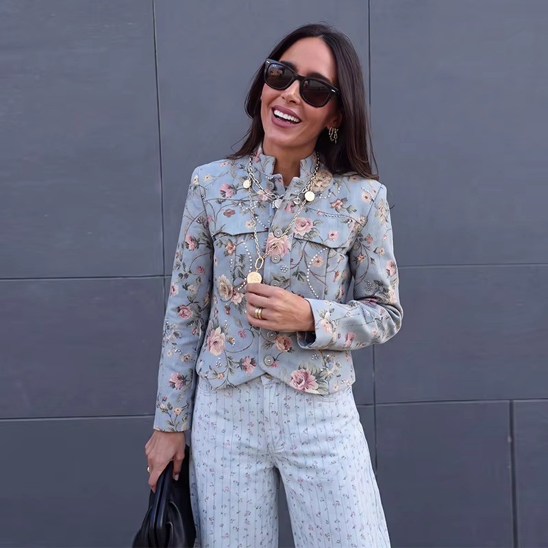Blazer Recortado Jacquard Vintage Com Gola Alta , Mangas Compridas E Bolsos Remendo 202608A
