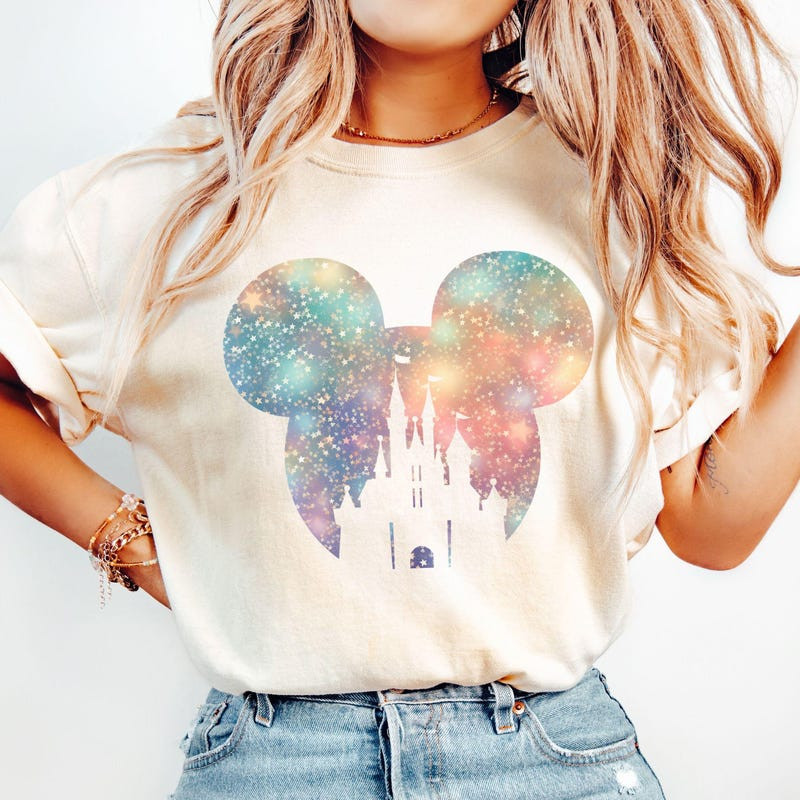 Camiseta Feminina Com Estampa de Castelo e Mouse Colorido Confortável Linda Estilosa Moda Feminina Casual