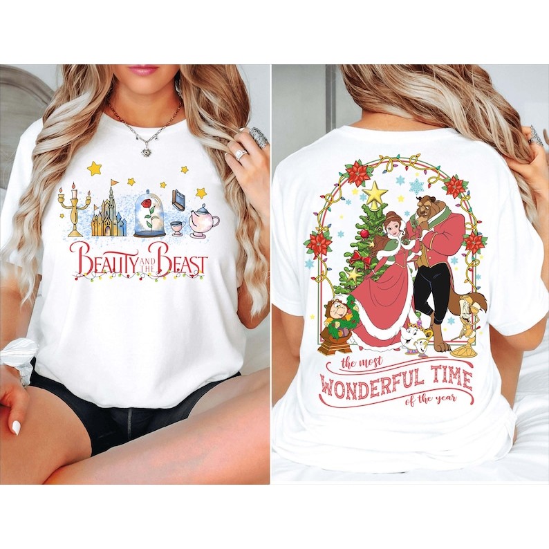 Camiseta unissex de algodão branca, com design natalino de "A Bela e a Fera", em estilo de moda urbana.