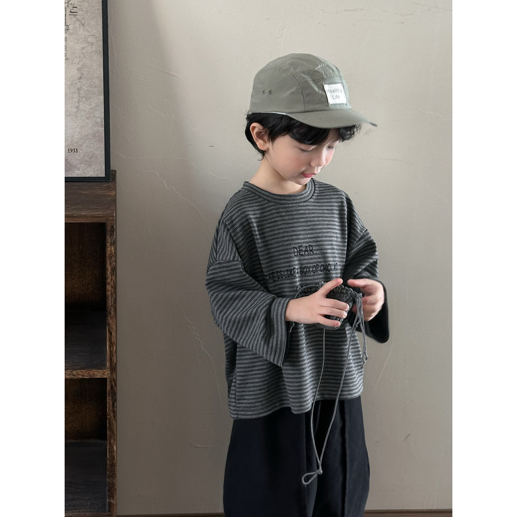 Novo estilo de roupas de primavera de Muchen 2026 meninos listrado ombro caído manga comprida camiseta médio pequenas cr