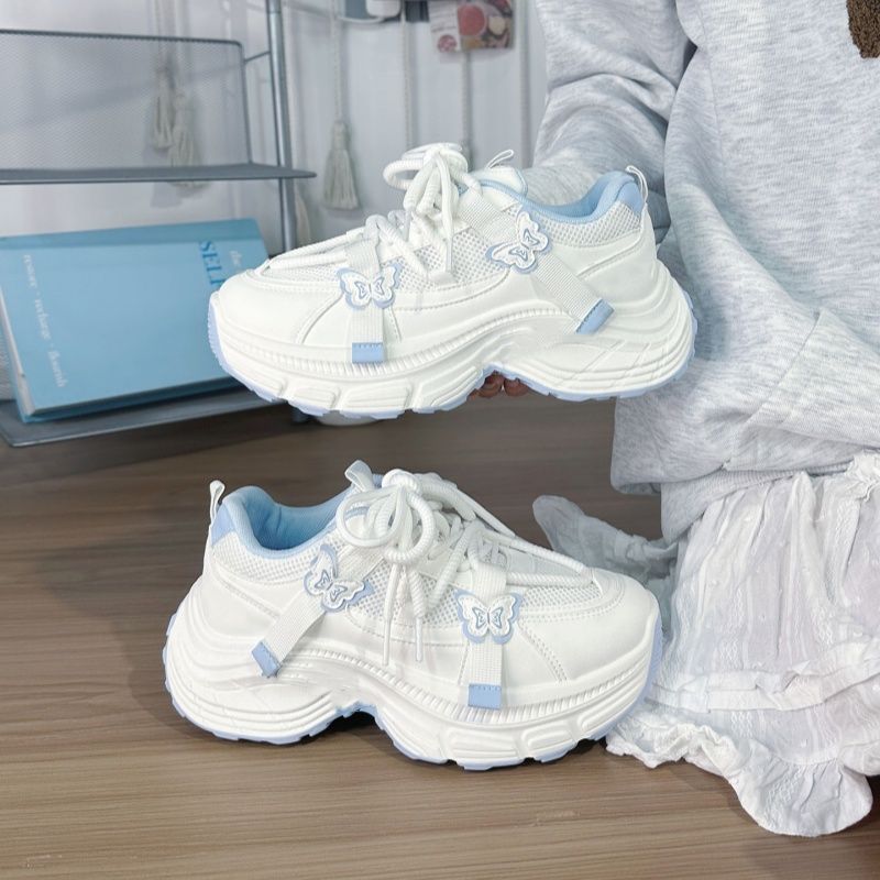 Sapatos papai de sola grossa 2025 novo estilo sapatos brancos femininos na moda sapatos femininos de sola macia com calç