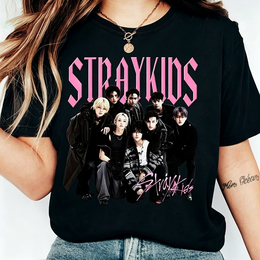 Camiseta Masculina Feminina Oversized Estampa Grupo Stray Kids Foto Collage Letra Rosa Gótica Camiseta Streetwear