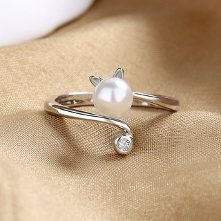 Novo anel feminino, com design inovador e formato único, adornado com um pequeno gato e com base cravejada de pérolas. A