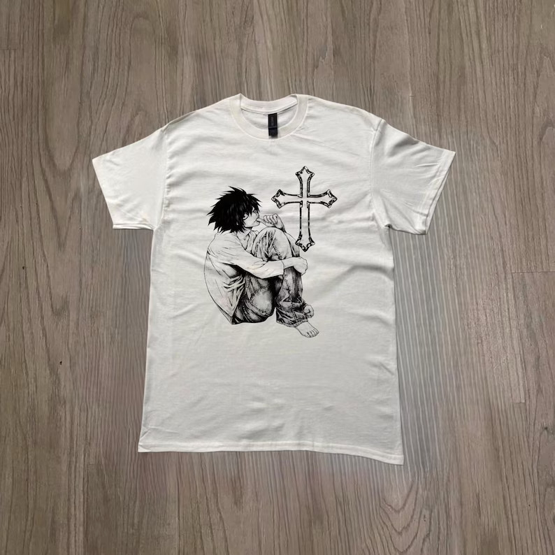 Camiseta Masculina Feminina Oversized Estampa Personagem Anime L com Cruz, Camiseta Death Note Preto e Branco