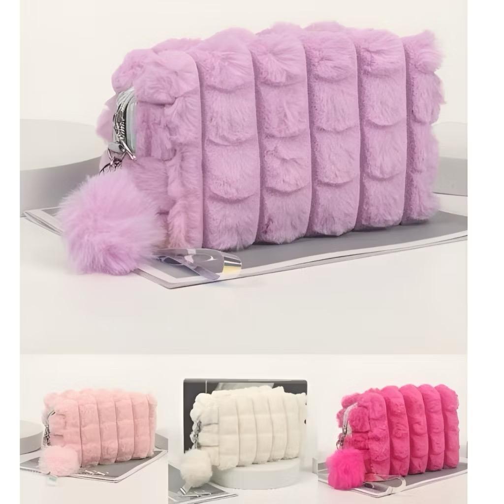 Necesser Pelucia Necessaire com Pompom e Alça Feminina Alto relevo Peluda Estojo de Bolsa Lucky