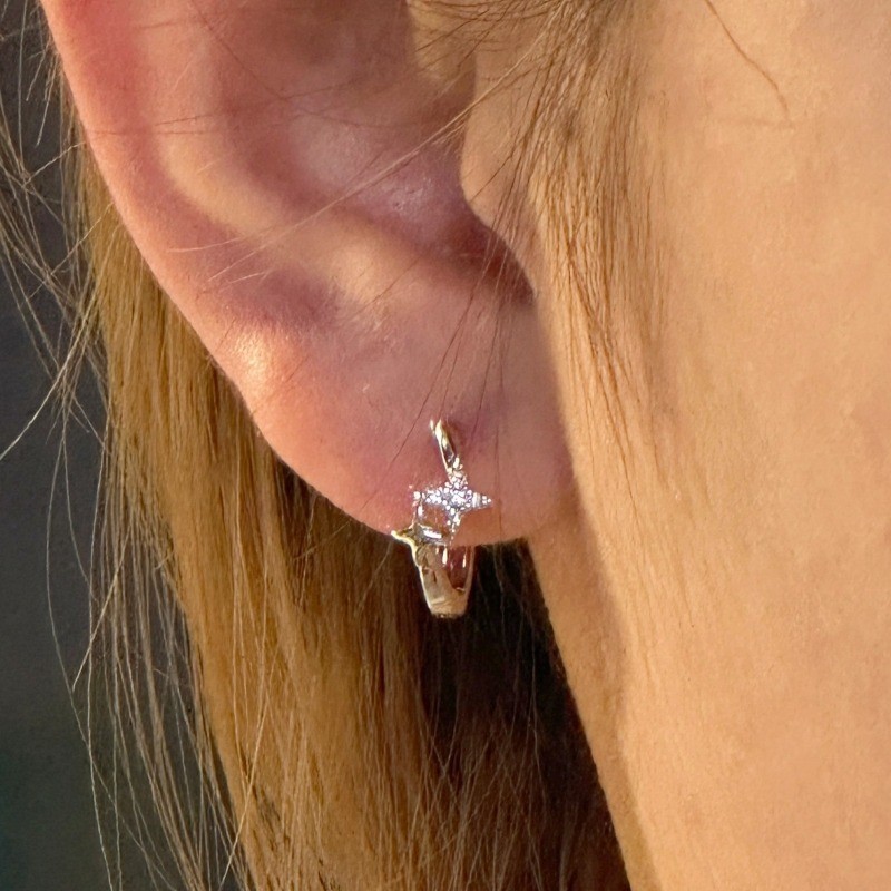 Brincos de diamante estrela de quatro pontas s2025 Brincos de Design de nicho Brincos empilhados Brincos femininos