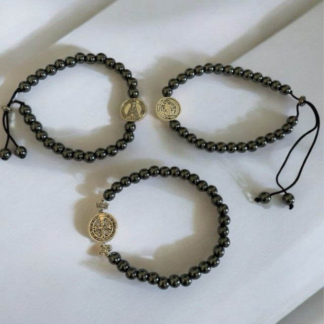 Pulseira Hematita Nossa Senhora Aparecida e Medalha De São Bento