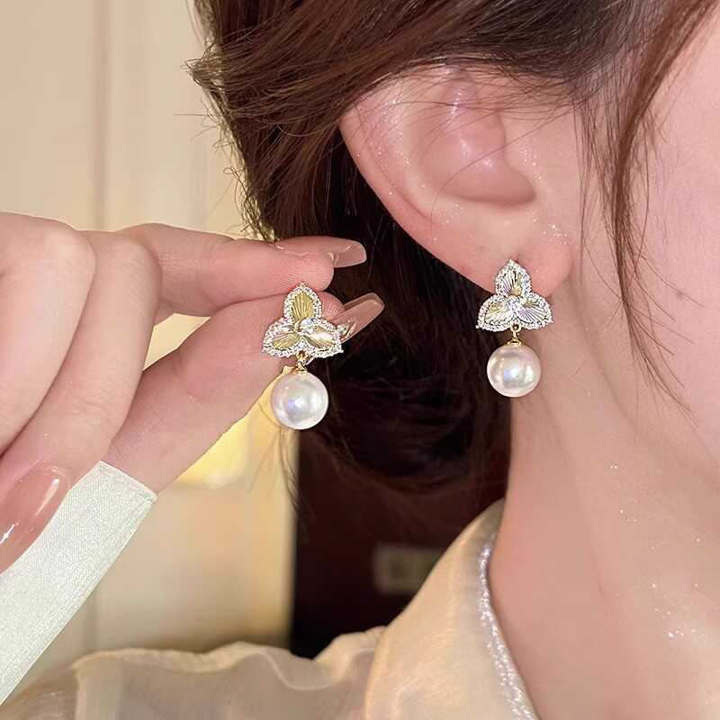 Novo estilo de três pétalas flor diamante pérola pingente brincos feminino luz luxo High-End brincos moda nicho brincos