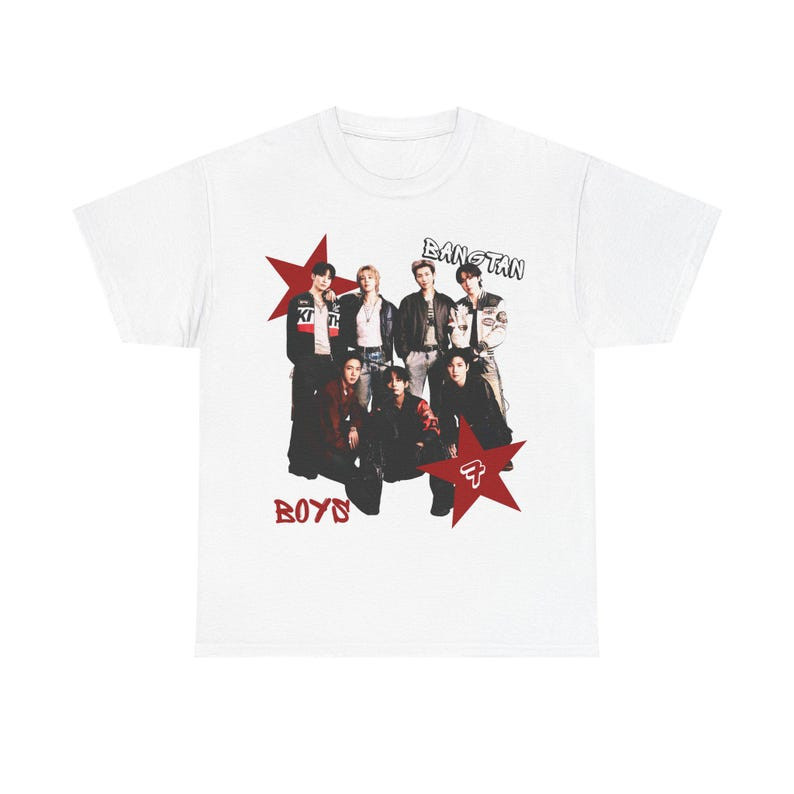 Camiseta Feminina Estampa Grupo em Suítes com Estrelas Vermelhas 1970 Confortável Moderna Atemporal Casual