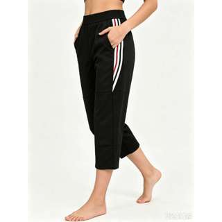 Calça capri feminina preta nova de verão,  modelagem reta e solta com barra